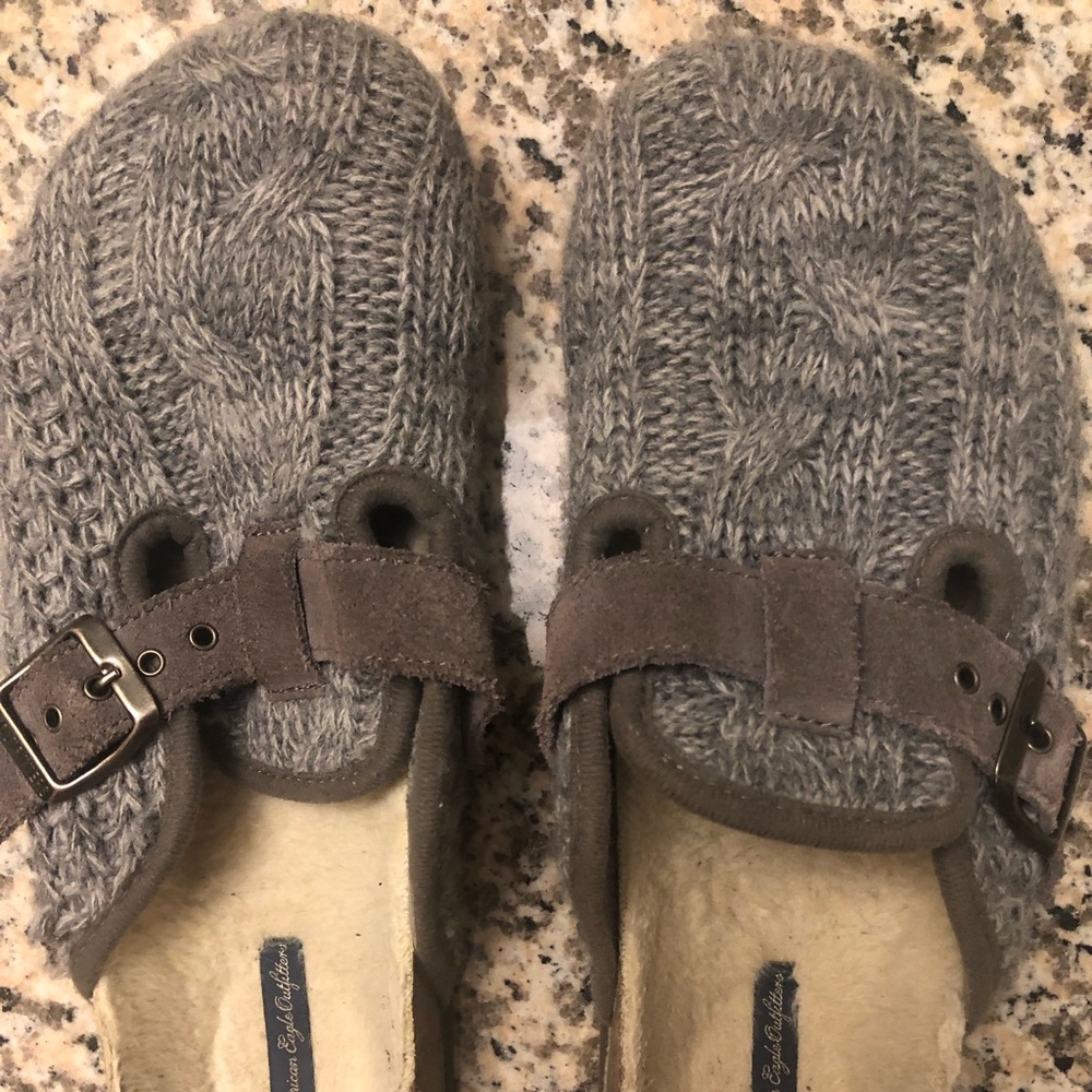 American Eagle Size 8 Gray Slippers